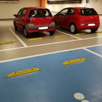 Černý plastový parkovací doraz CarStop - délka 78 cm, šířka 10 cm, výška 6 cm