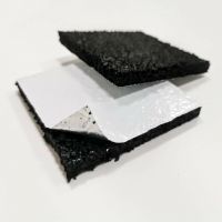 Gumová podložka s ALU fólií pod konstrukci fotovoltaické elektrárny na střechu s hydroizolací z PVC fólie FLOMA UniPad ALU - délka 10 cm, šířka 10 cm, výška 1 cm