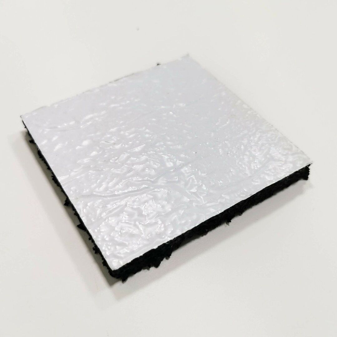 Gumová podložka s ALU fólií pod konstrukci fotovoltaické elektrárny na střechu s hydroizolací z PVC fólie FLOMA UniPad ALU - délka 30 cm, šířka 30 cm, výška 1 cm