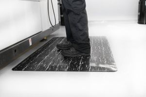 Černá gumová protiúnavová rohož FLOMA Marble - délka 300 cm, šířka 90 cm a výška 1,25 cm