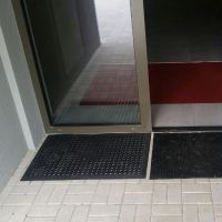 Gumová venkovní čistící vstupní rohož s obvodovou hranou FLOMA Dirt Catcher - délka 60 cm, šířka 90 cm a výška 1,4 cm