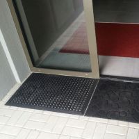 Gumová venkovní čistící vstupní rohož s obvodovou hranou FLOMA Dirt Catcher - délka 60 cm, šířka 90 cm a výška 1,4 cm