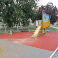 Zelená gumová hladká dlažba FLOMA V20/R00 - délka 50 cm, šířka 50 cm a výška 2 cm