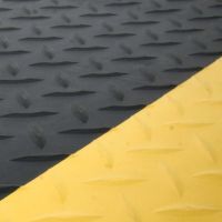 Černo-žlutá gumová protiúnavová laminovaná rohož - délka 18,3 m, šířka 60 cm, výška 1,5 cm