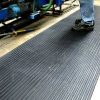 Černá rýhovaná protiskluzová průmyslová rohož COBARIB WIDE - délka 10 m, šířka 120 cm a výška 3 mm