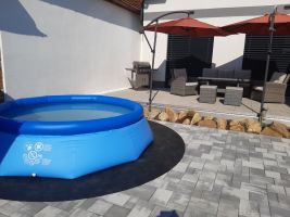 Gumová ochranná tlumicí puzzle podložka (okraj) pod bazén, vířivku FLOMA PoolPad - délka 100 cm, šířka 100 cm, výška 0,8 cm