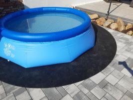 Gumová ochranná tlumící puzzle podložka pod bazén, vířivku (roh) FLOMA PoolPad - délka 100 cm, šířka 100 cm, výška 0,8 cm